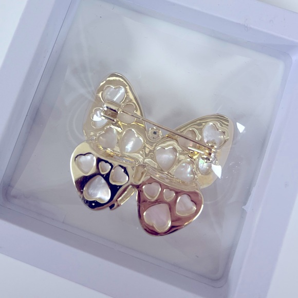 Butterfly Shell Brooch - Picture 2 of 2